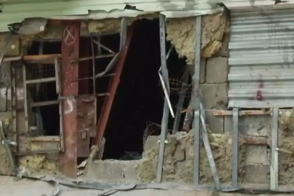     Здание рушится, превращается в свалку мусора, бутылок и шприцов