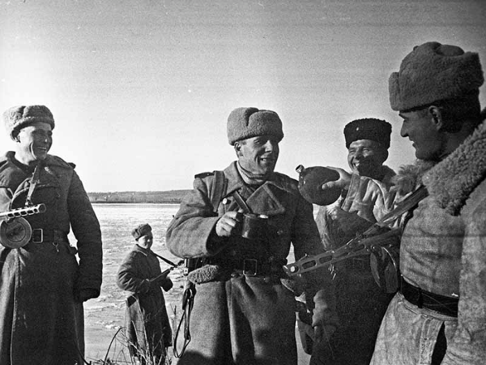 Советские солдаты после боя