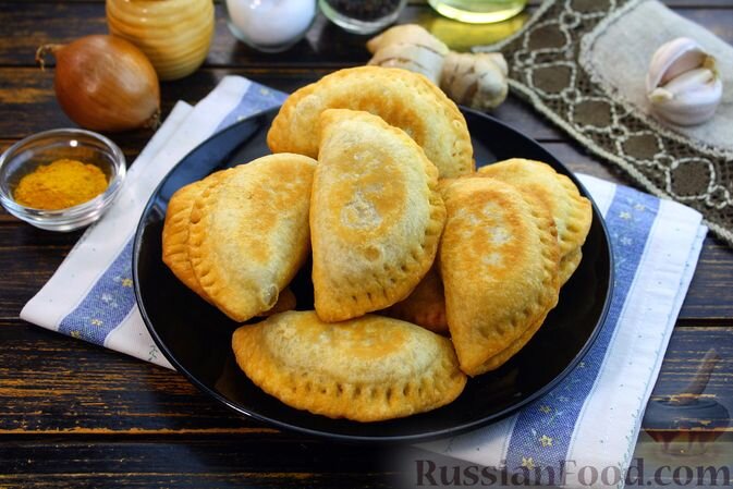 мука, масло подсолнечное, вода, соль, фарш куриный, картофель, лук репчатый, чеснок, корень имбиря, карри, сахар, перец чёрный молотый
