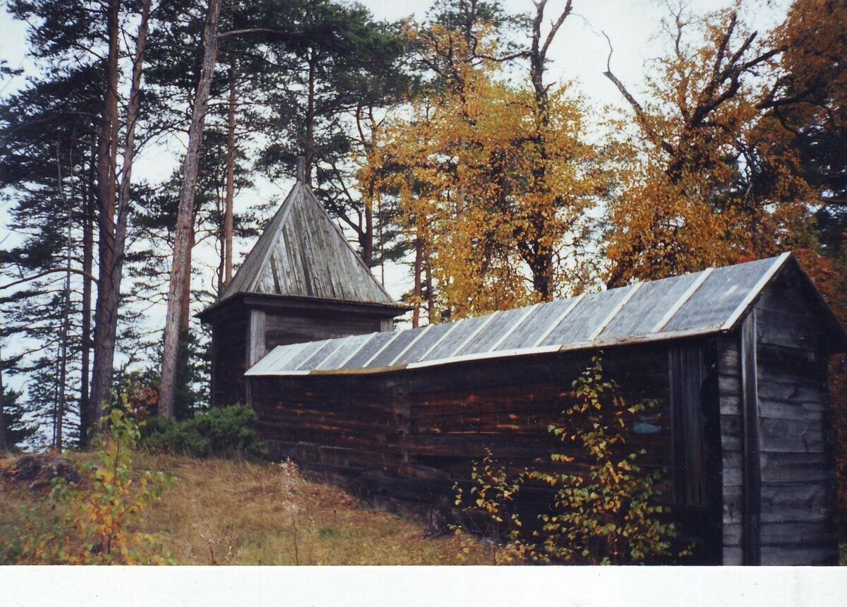      Кусок монастырской стены с башенкой. Фото из открытых источников