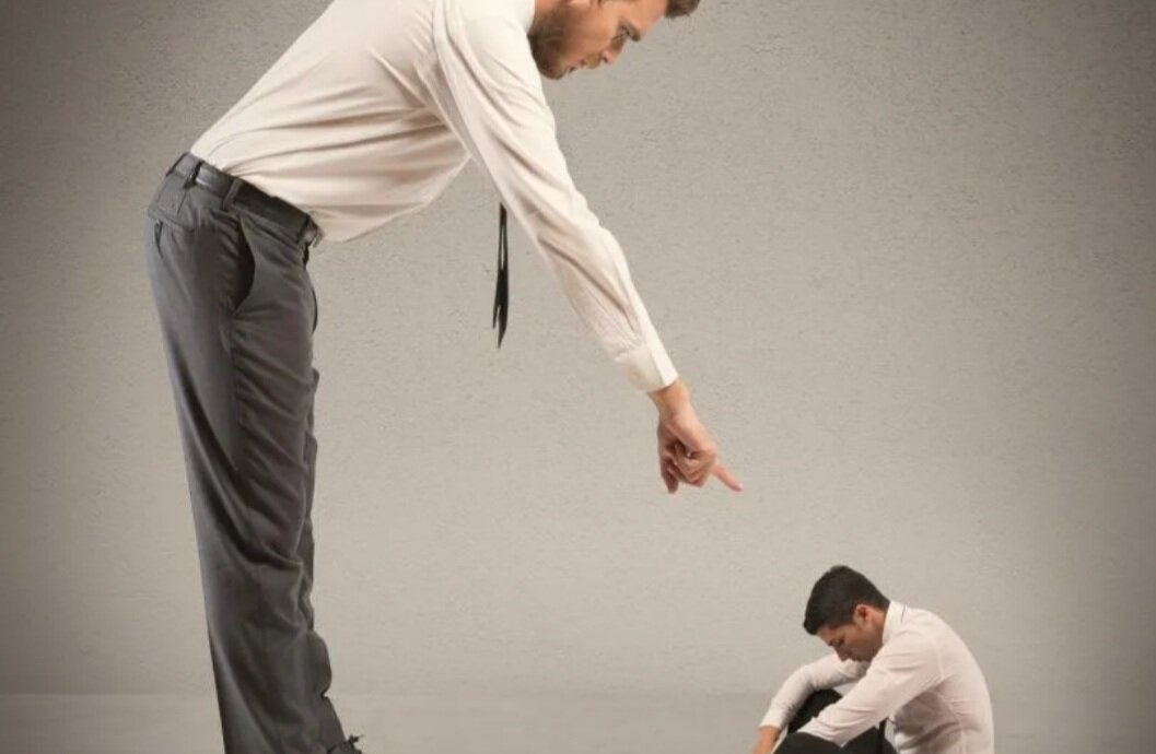 человеческое превосходство. карьерная лестница. одиночество для презентации. возвышение человека над другими. возвышение над другими.