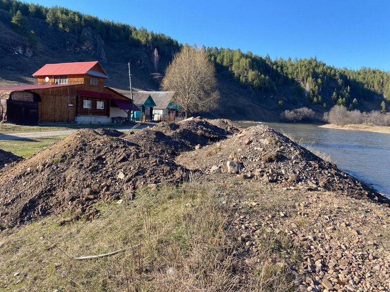    Землю со всего села вывезли и высыпали на месте детского пляжа