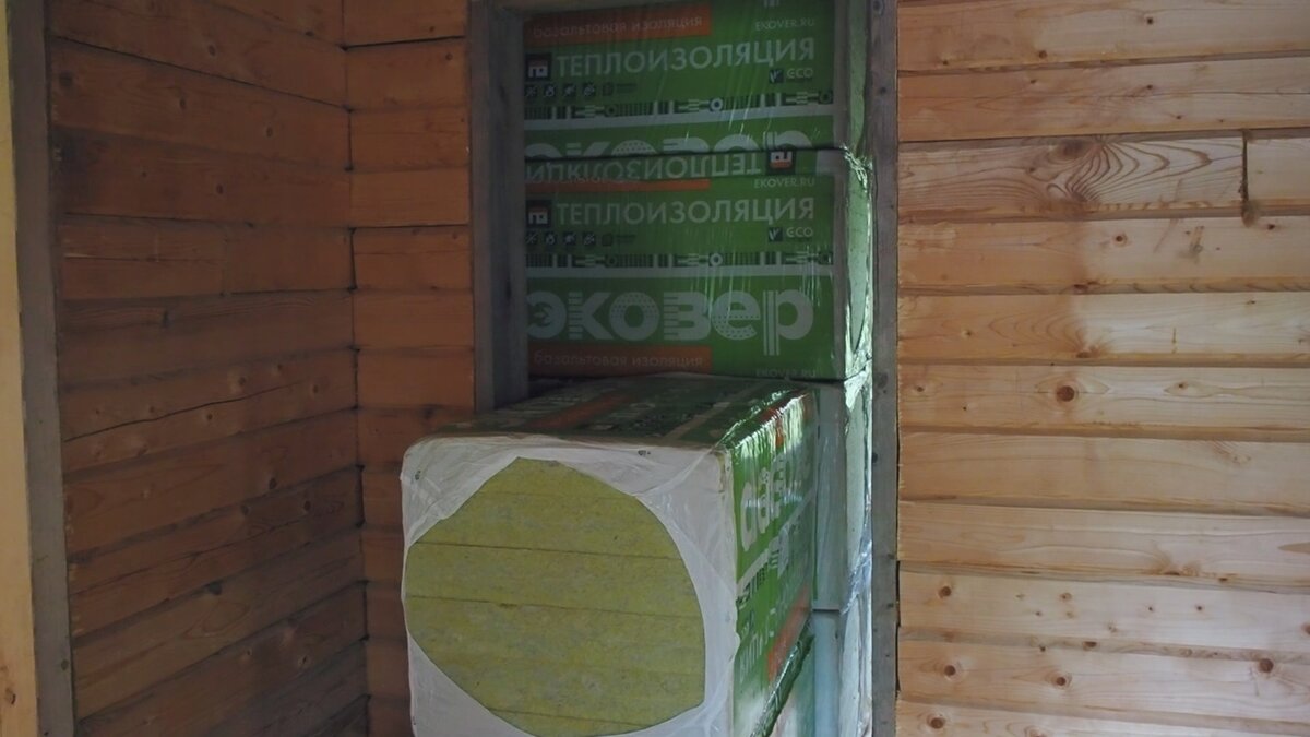 Утеплитель заполнил все пространство будущей ванной комнаты