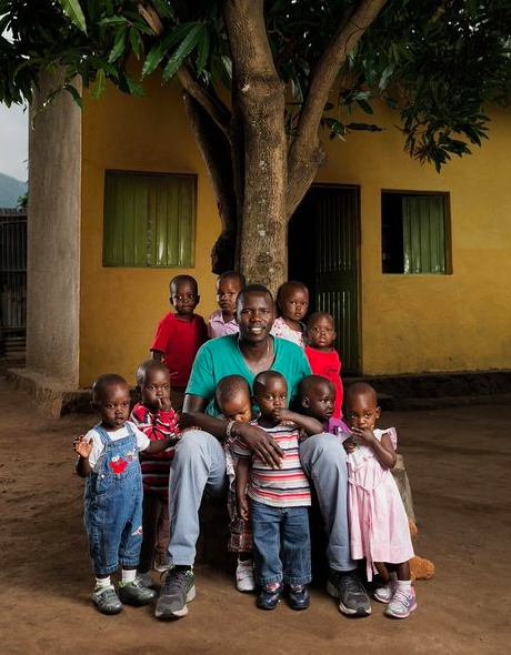 Лале Лабуко и спасенные "проклятые" дети, которых родители готовы были убить.