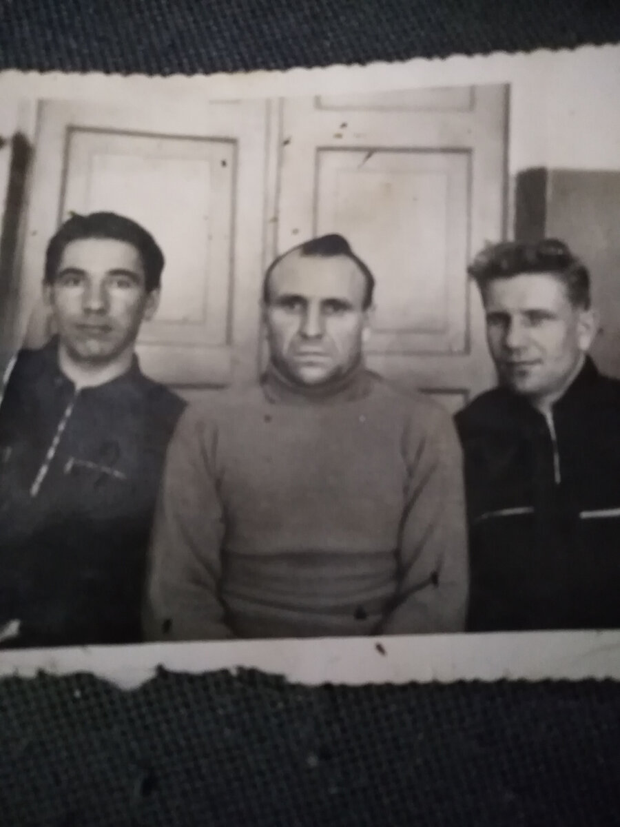 Мой дед в центре. Одна из последних фотографий, где вообще можно разглядеть лицо. 