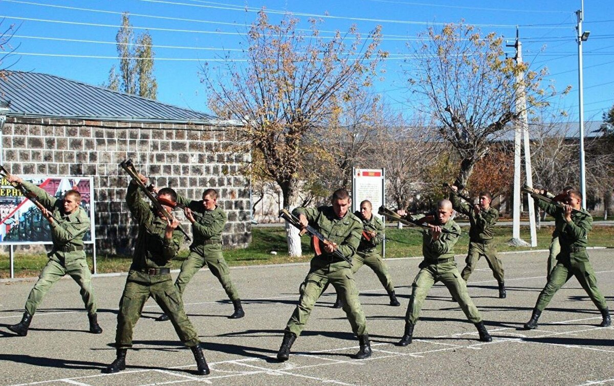      Идет обучение рукопашному бою