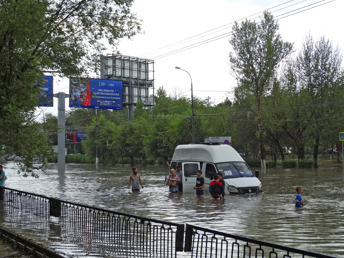 Показать где сейчас идет дождь. Ливень в Волгограде. Наводнение в Волгограде. Потоп в Волгограде. Волгоград затопило.