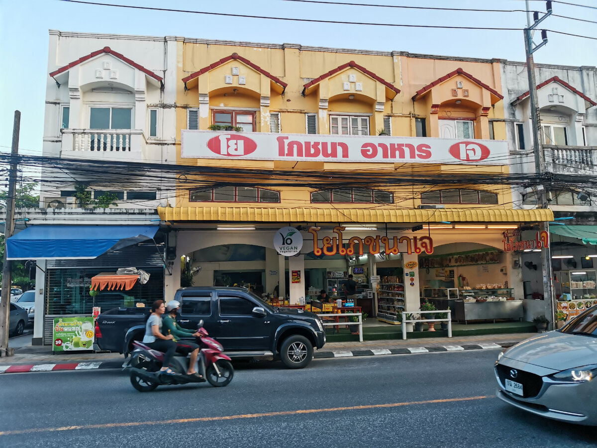 Пхукет таун это популярное место, до моря тут прилично, Но кому оно здесь нужно это ваше море? Архитектура, культура, музеи! Круто же