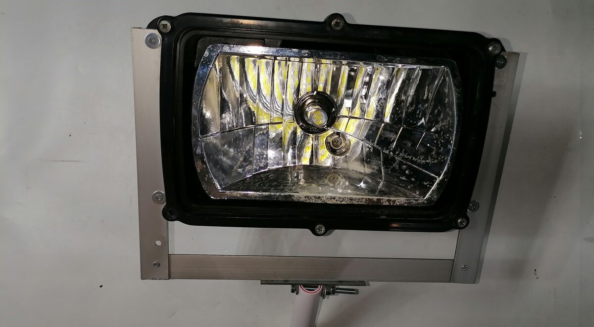 Фара в креплении