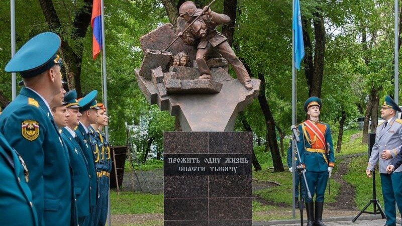     Новый памятник появился в Сквере пожарных и спасателей во Владивостоке. Скульптура представляет собой пожарного, спасающего женщину с ребёнком.