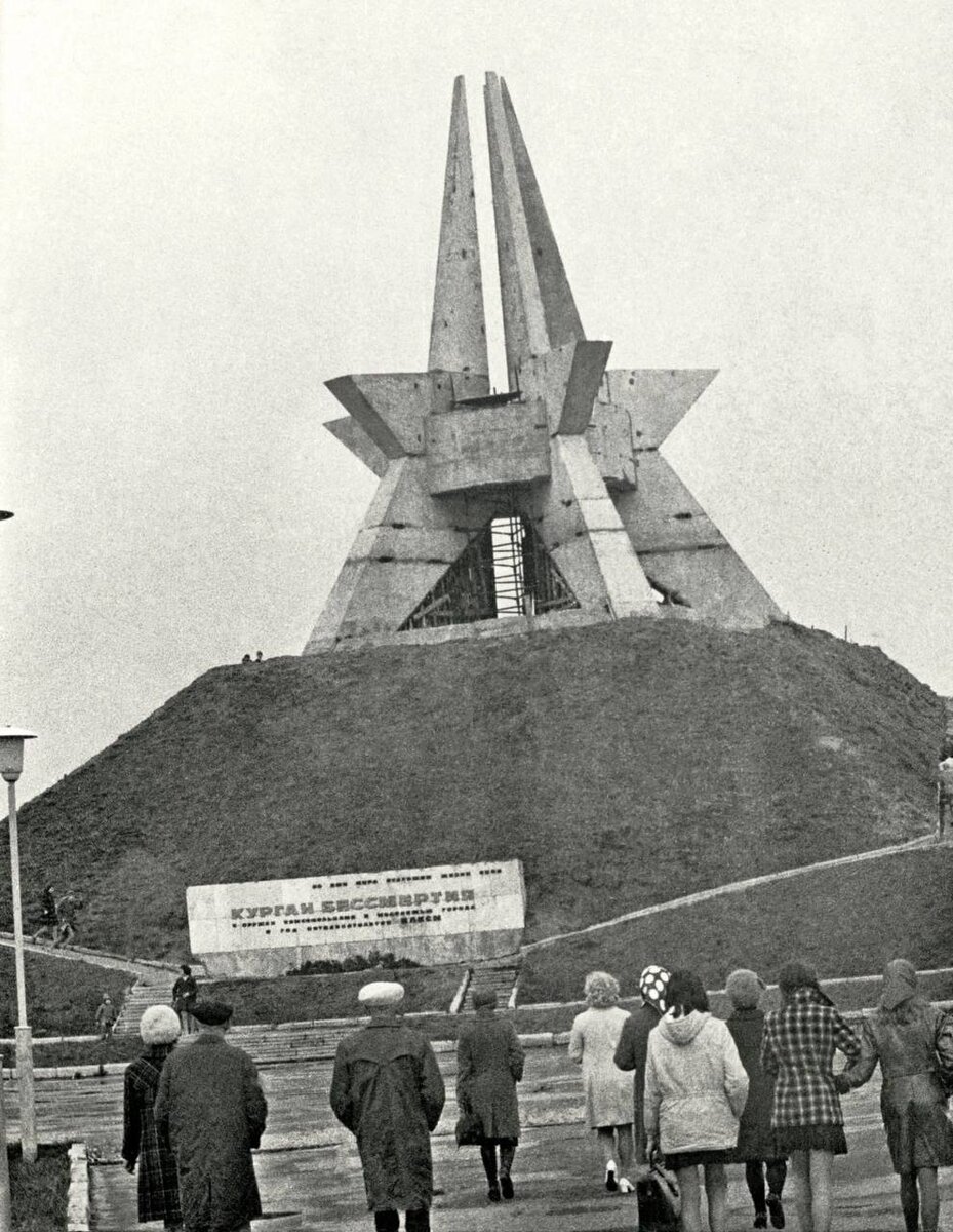 Курган бессмертия брянск старые фото В Брянске на Кургане Бессмертия запретили катание на электросамокатах: "Будут сб