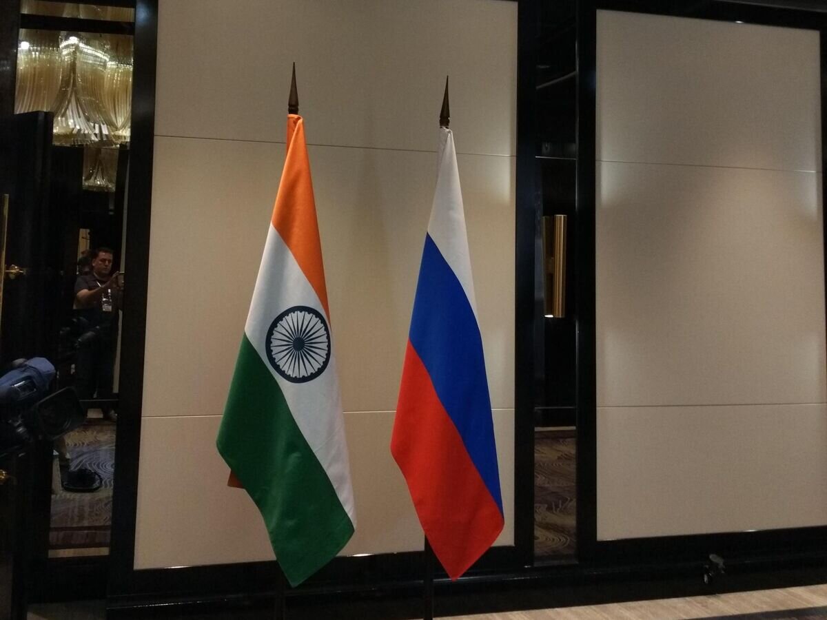    Флаги России и Индии у входа в комнату переговоров лидеров двух стран Владимира Путина и Нарендры Моди.© Радио Sputnik, Олег Обухов