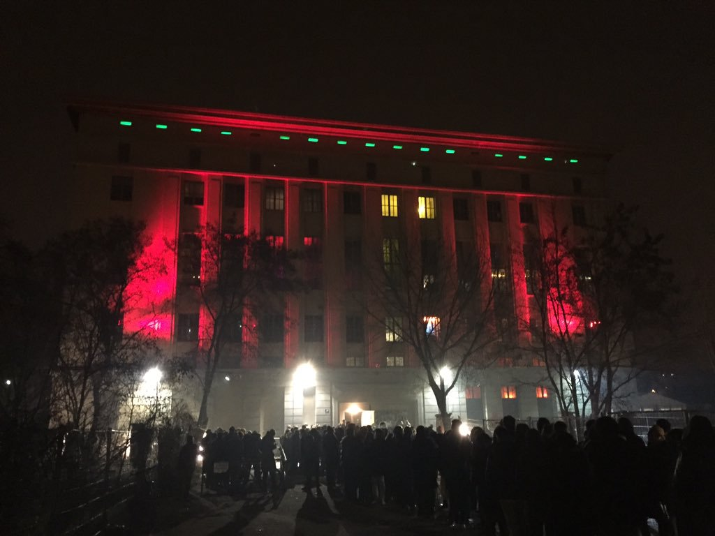 Так выглядит клуб ночью. Несмотря на высокую вероятность услышать "нет" на входе, очередь здесь всегда просто огромная. В ней запросто можно провести несколько часов.