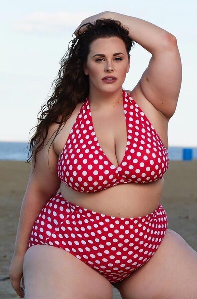 Девушка в стильной одежде позирует на улице