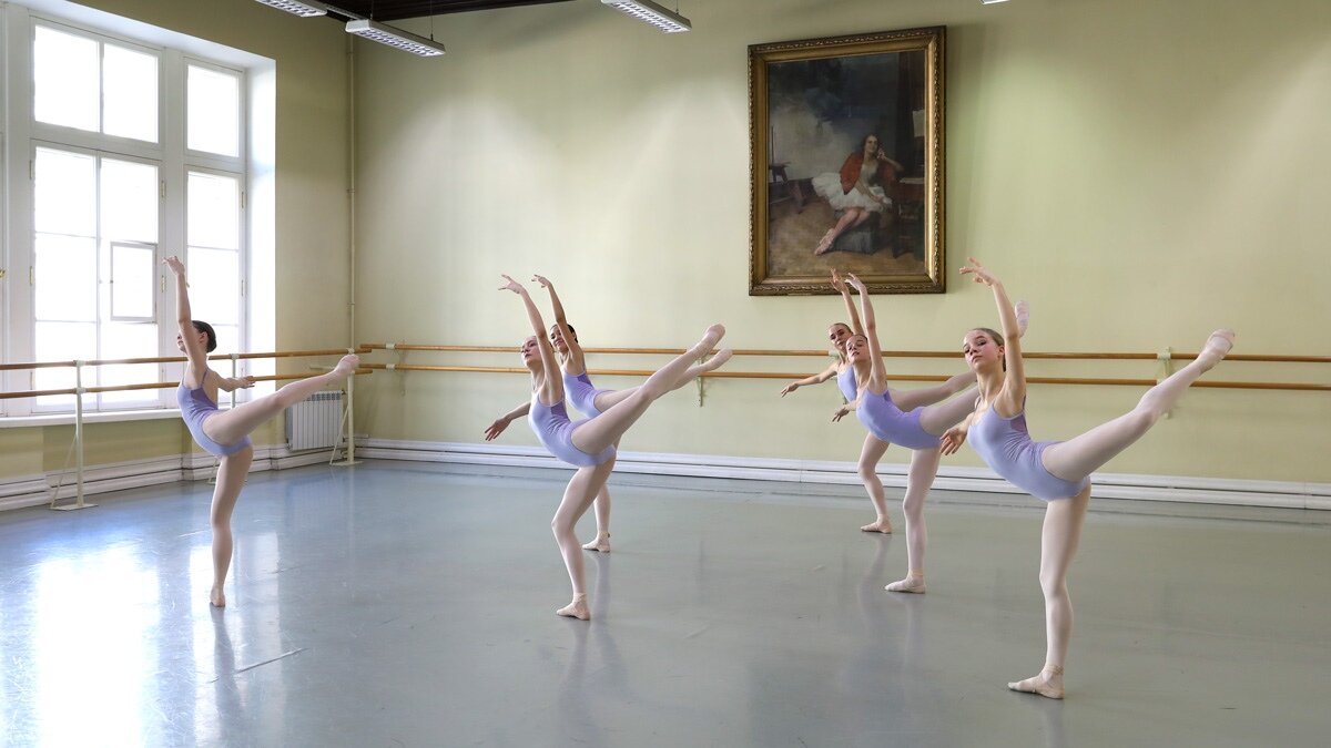 Мастера классического танца 5 класс. Балерина Гранд плие. Экзерсис классического танца Ваганова. Академия балета Вагановой. Releve Ваганова.