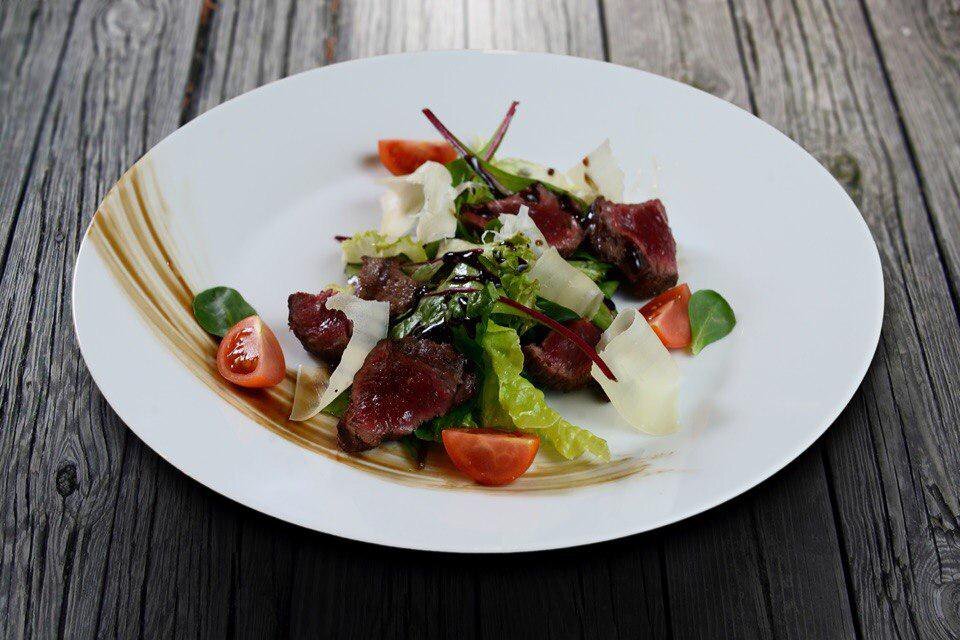 Говорят, что хорошую говяжью вырезку сложно испортить. Порезал, посолил, поперчил, обжарил стейками – и всё. Но это же скучно! Для стейков у нас есть и другие части говядины, а вырезка интересна тем, что она позволит нам прослыть не той хозяйкой, которая «не испортит», а той, которая «просто волшебно готовит». Согласны?