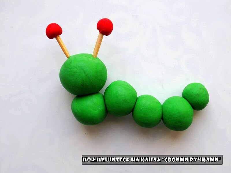 Пластилиновый шар. Лепка гусеница. Лепка для детей гусеница. Гусеница из пластилина для детей. Гученица измластилина.