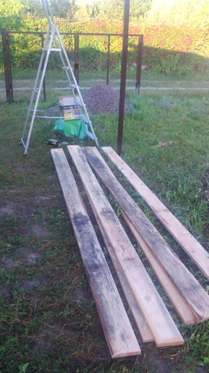 Доска которая была уложена штабелями и начал разводится жучки.