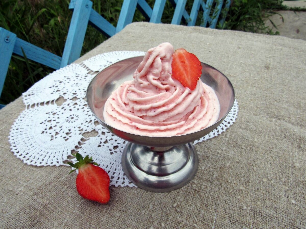 Домашнее клубничное мороженое на сметане.