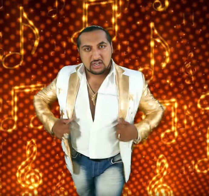 Цыгане бывают и знаменитыми певцами - на фото - Тоби Кинг, чей зажигательный трек Loli Mou рекомендую к прослушиванию) желательно вместе с его клипом, так проще пропитаться колоритом певца.