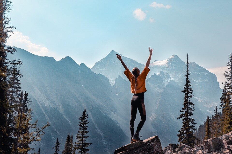 https://cdn.pixabay.com/photo/2019/01/27/22/32/mountains-3959204_960_720.jpg