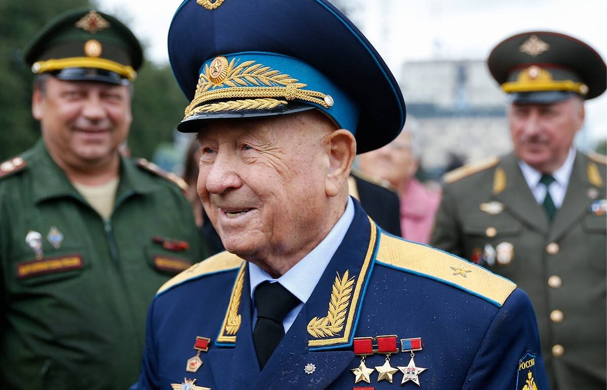 Генерал-майор, дважды Герой СССР, космонавт, художник и общественный деятель Алексей Леонов