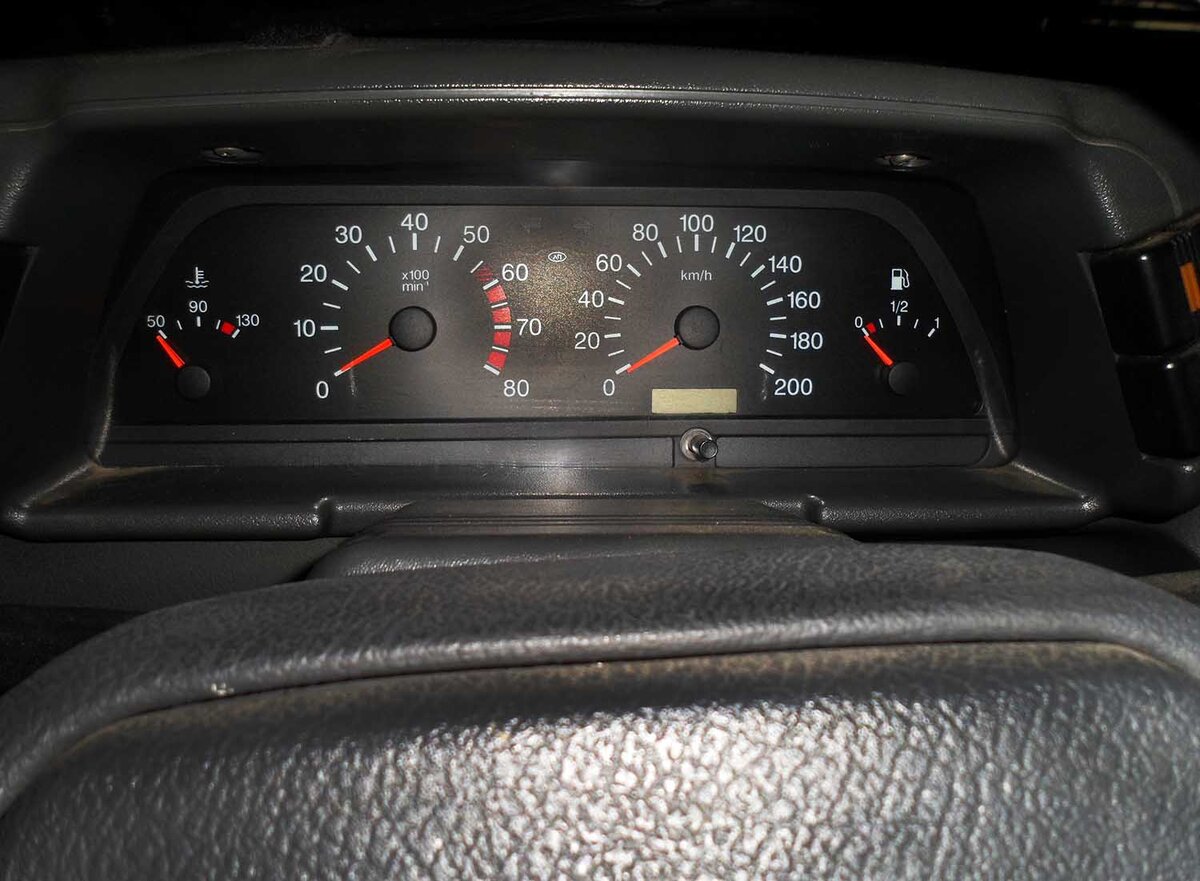  На панели приборов все стрелки датчиков, стали резко дёргаться вправо и падать до нуля.