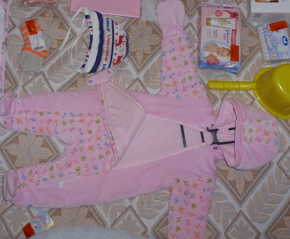 Комбинезон из флиса снаружи, внутри хлопок, утеплен тонким слоем синтепона, с 2-мя молниями от шеи до носочков. Носили его под зимний конверт и весной как верхнюю одежду.