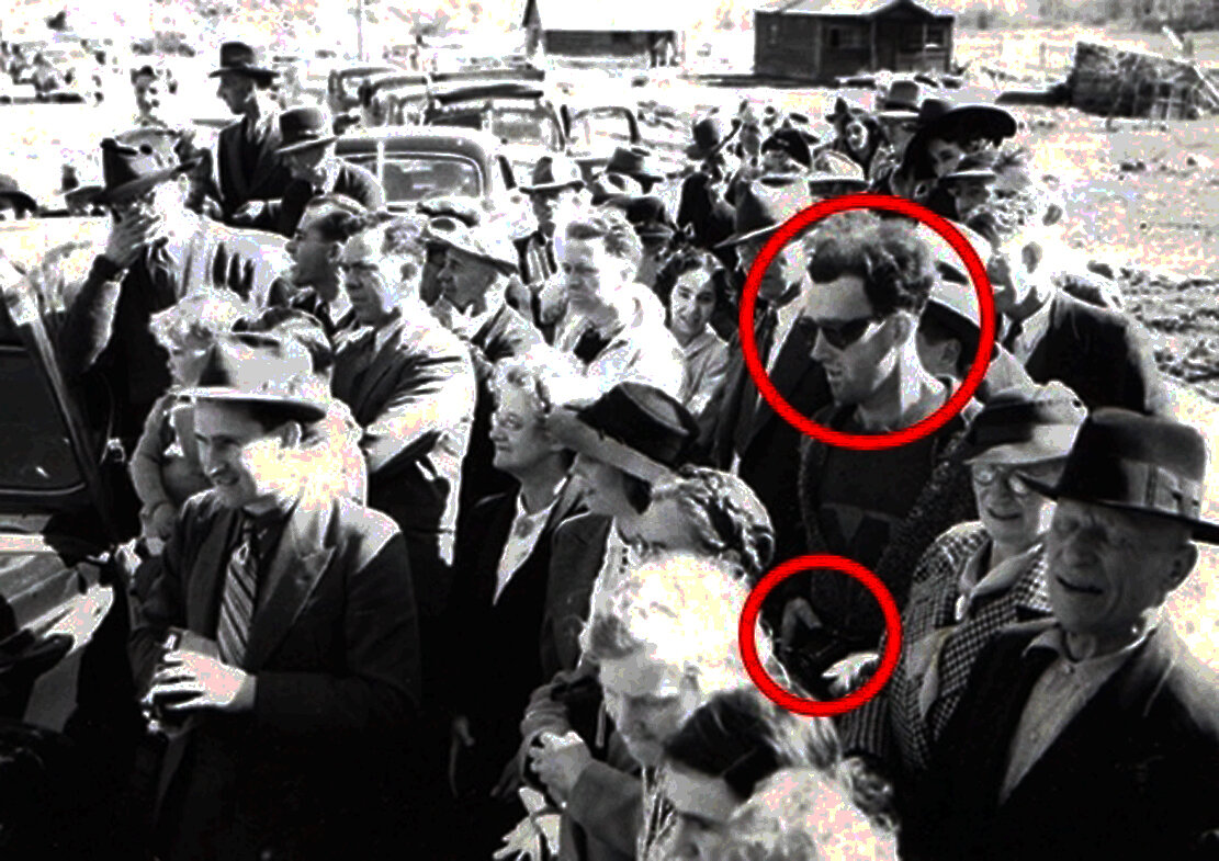 Это фотография сделана в ~1940 году на открытие Золотого моста. (Источник Яндекс Картинки)