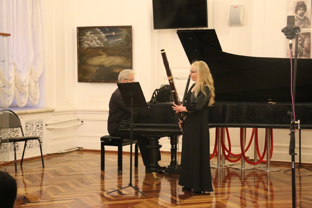 Нина Роженецкая и Михаил Преображенский исполняют "Грёзы" Клода Дебюсси в переложении для фагота и фортепиано