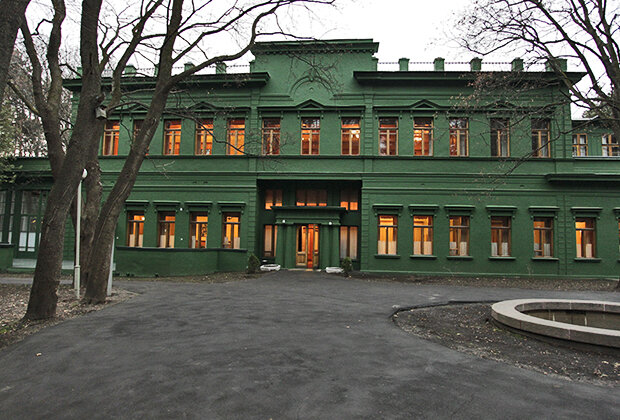 Чаще всего Сталин приезжал на так называемую «ближнюю» или Кунцевскую дачу. Эта резиденция находилась недалеко от Парка победы на Поклонной горе. Там Сталин постоянно проживал после смерти жены Надежды Аллилуевой в 1932 году. Там же вождь и скончался 5 марта 1953 года
Построенная в 1930-е годы резиденция неоднократно перестраивалась. Так, над изначально одноэтажным зданием появился второй этаж, для подъема на который соорудили лифт. Там находился кабинет вождя с несколькими диванами для отдыха, в котором он проводил довольно много времени. По традиции кабинет и спальня были небольшими, однако столовые были довольно внушительными, здесь с легкостью можно было принять глав других государств.

Сталин отдавал предпочтение блюдам грузинской кухни. На столе непременно должны были быть грузинское вино, чахохбили и зеленое лобио. Также подавались традиционные русские блюда: поросенок, холодец, блины. На десерт — пирожные и торты. Доподлинно известно, что «отец народов» обожал бананы. Минторгу даже было приказано организовать их регулярные поставки в Советский Союз.

В одном из залов «ближней дачи» находилась отделанная красным деревом радиола. Ее в 1941 году передали Сталину в подарок от премьер-министра Великобритании Уинстона Черчилля. Говорили, что презент пришелся по душе советскому вождю — он любил музыку. В доме сохранилась коллекция из более чем трех тысяч пластинок, на многих из которых сохранились пометки Иосифа Виссарионовича. Рейтинг формировался количеством крестиков — чем их больше, тем сильнее вождю понравилась та или иная пластинка.

В настоящее время «ближняя дача» — стратегический охраняемый объект ФСБ и ФСО России, туристов сюда не пускают. Известно только, что вся обстановка сохранена в точности.