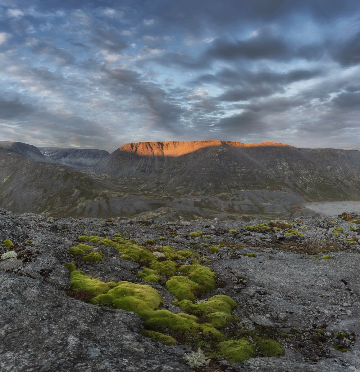 хибины кольский полуостров. хибины море. кольский полуостров кировск. картинки северное сияние в форме бабочки на белом море. хибины море.