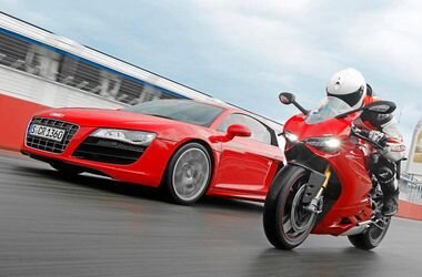 На фото автомобиль марки AUDI и мотоцикл марки DUCATI , 
которые входят в Volkswagen Group