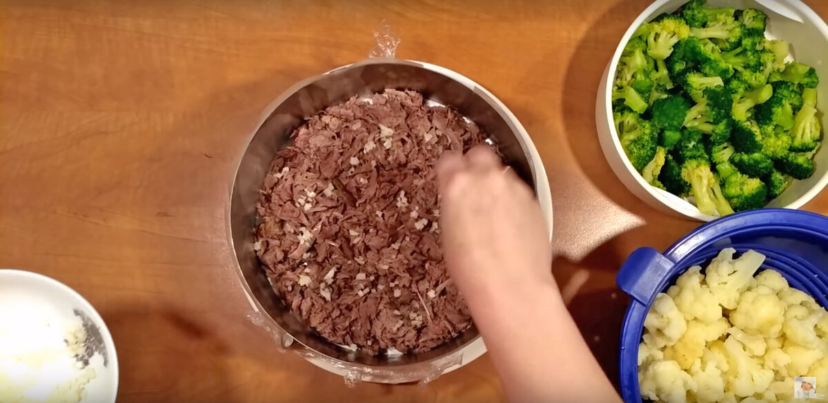 Праздничное заливное на Новый год: сказочный мясной торт "Леший".