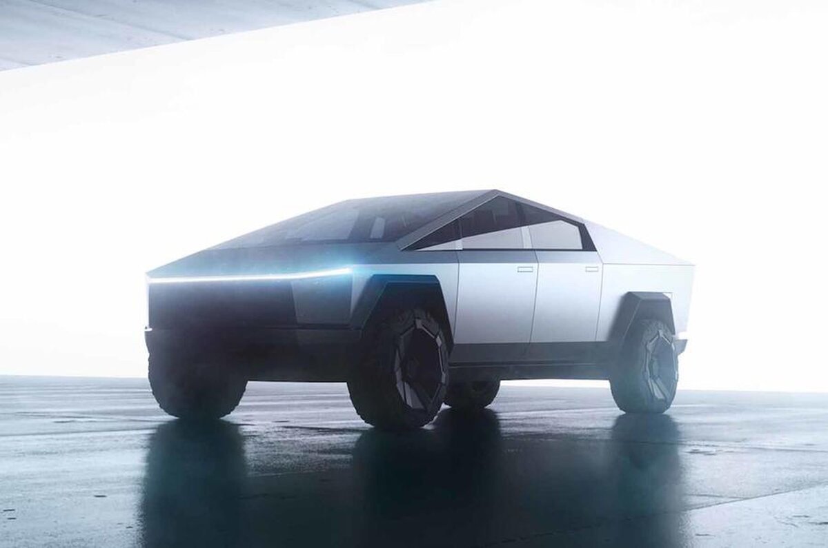 На фото новый пикап Tesla Cybertruck.