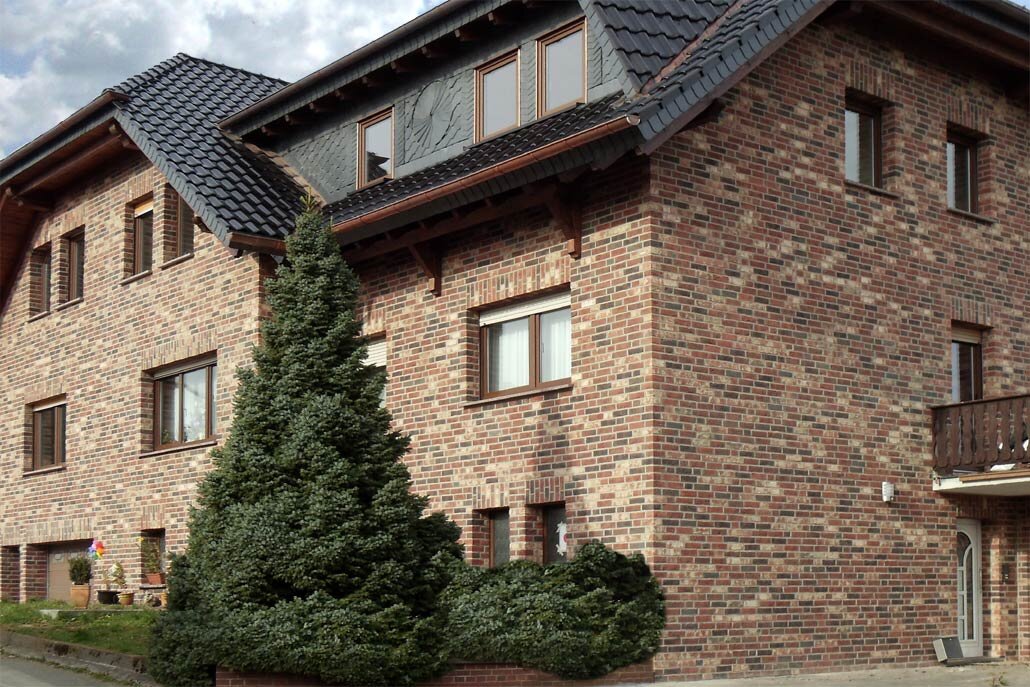 Фасад с кирпичом ручной формовки