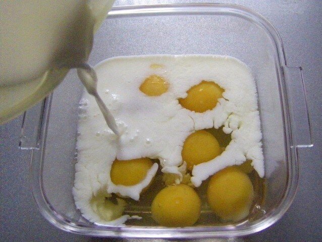 добавляем молоко в яйца