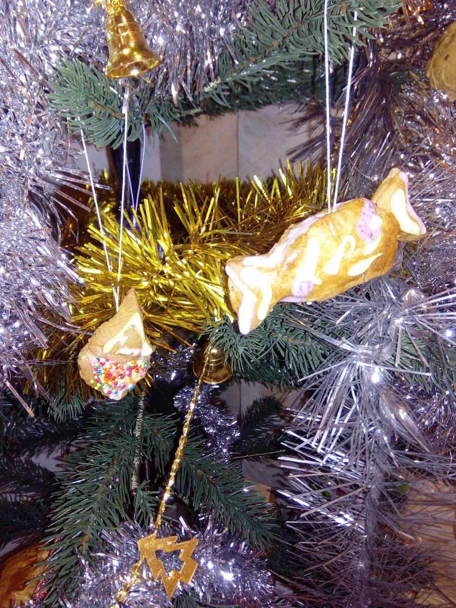 На елке румяные игрушки смотрятся не хуже позолоченных.