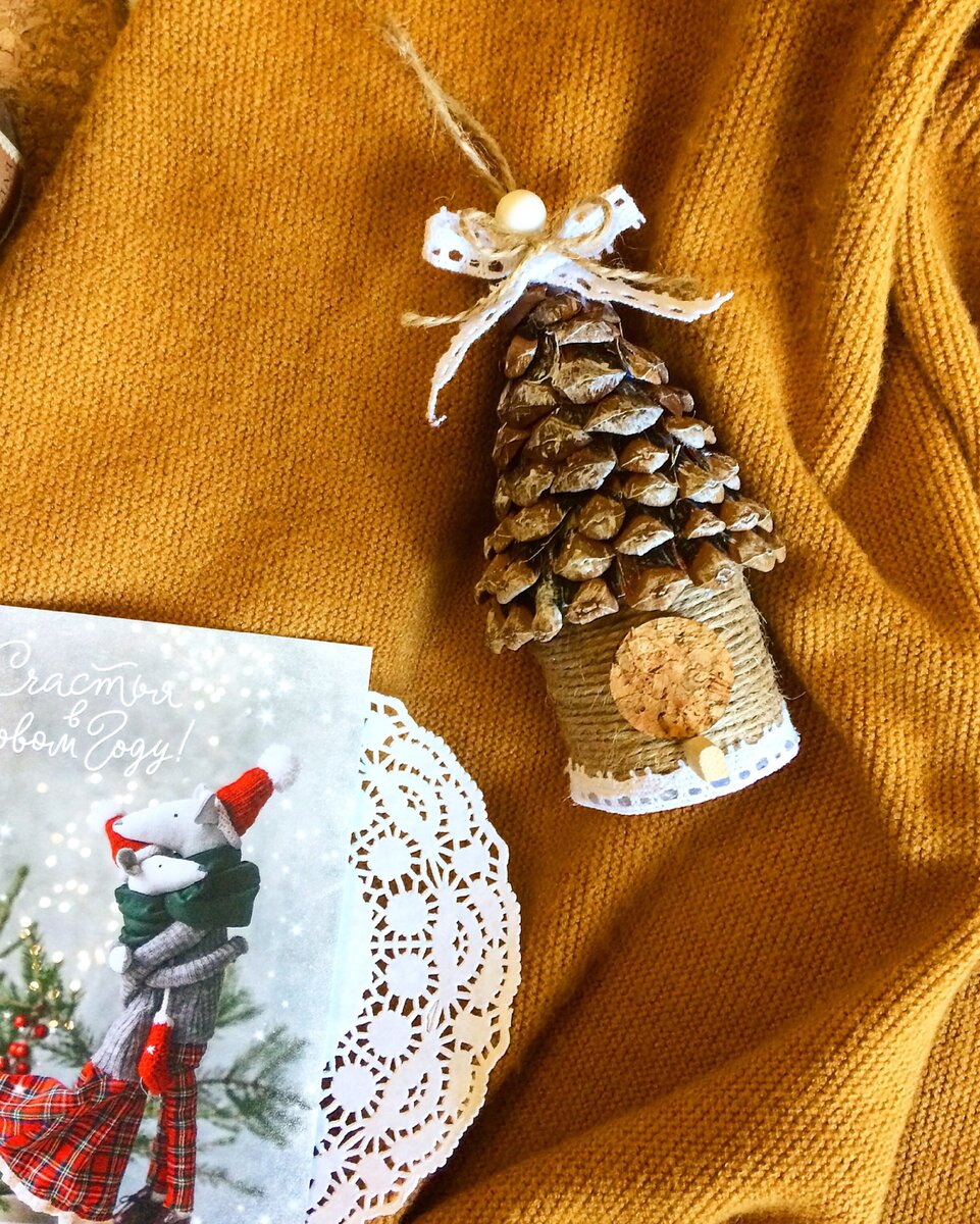 На фото ёлочная игрушка домик для птички.