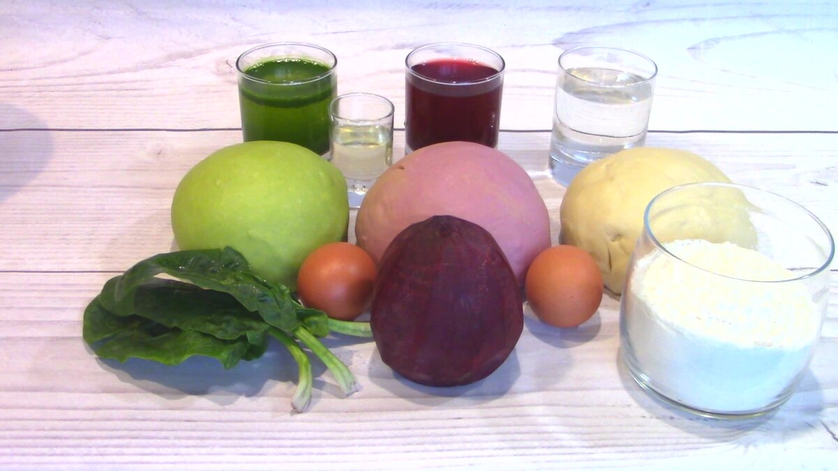 Для приготовления цветного теста потребуется сок шпината и свекольный сок.Рецепт цветного теста: cвекольный сок 100 гр,вода 100 гр,мука 400 гр,яйцо 1 штука Сок листьев шпината 50 гр ,вода 100 гр,мука 400 гр,яйцо 1 штука.
Обычное тесто 150 гр , мука 400 гр ,яйцо 1 штука.