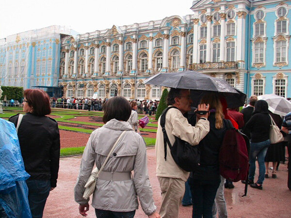 Для сравнения очередь в высокий сезон (фото из Интернета)