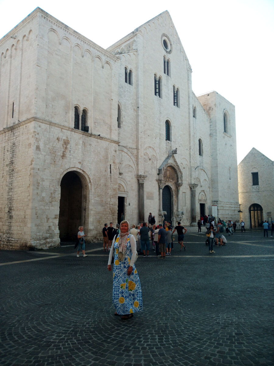 У стен базилики Святого Николая в Бари