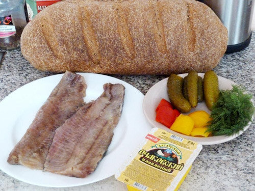 Рулетики из сельди со сливочным сыром