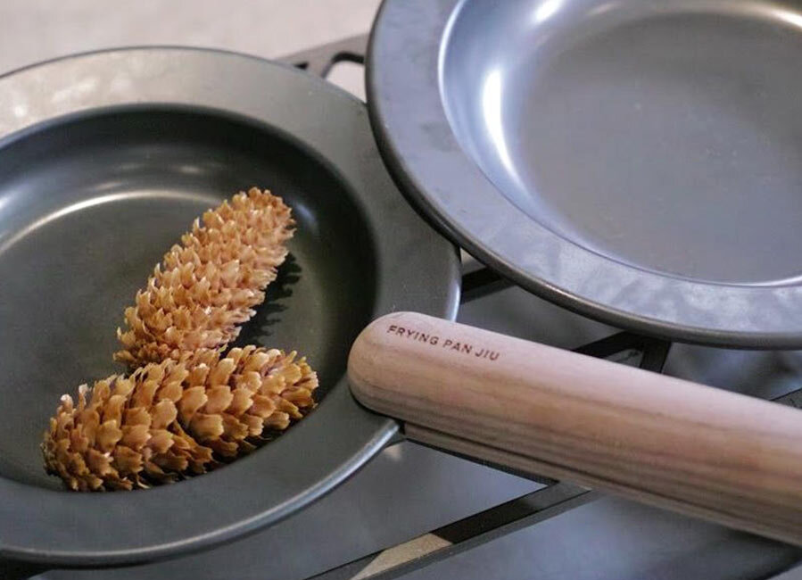 Размер S (вес 560 г.) имеет внешний диаметр 21,5 см, а внутренний 16 см. Модель M (вес 780 г.) - наружный диаметр 25,5 см, внутренний 20 см и высоту стенок 3 см.