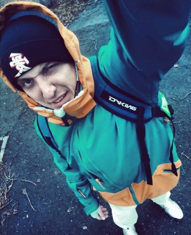 Сегодня Николай все еще занимается творчеством: он битмейкер. У него есть два аккаунта в Instagram: один как бы личный, в котором много фото архитектуры и присутствуют снимки некой девушки, а второй - «рабочий», который чаще обновляется. Но контент там по большей части одинаковый.

На момент записи видео Николаю было 20 лет, сегодня ему (несложно подсчитать) - 34