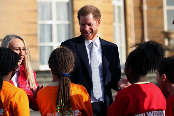Герцог Сассекский общается с детьми из регбийной команды лондонской школы Святого Винсента. Фото из твиттера королевской семьи (https://twitter.com/RoyalFamily)