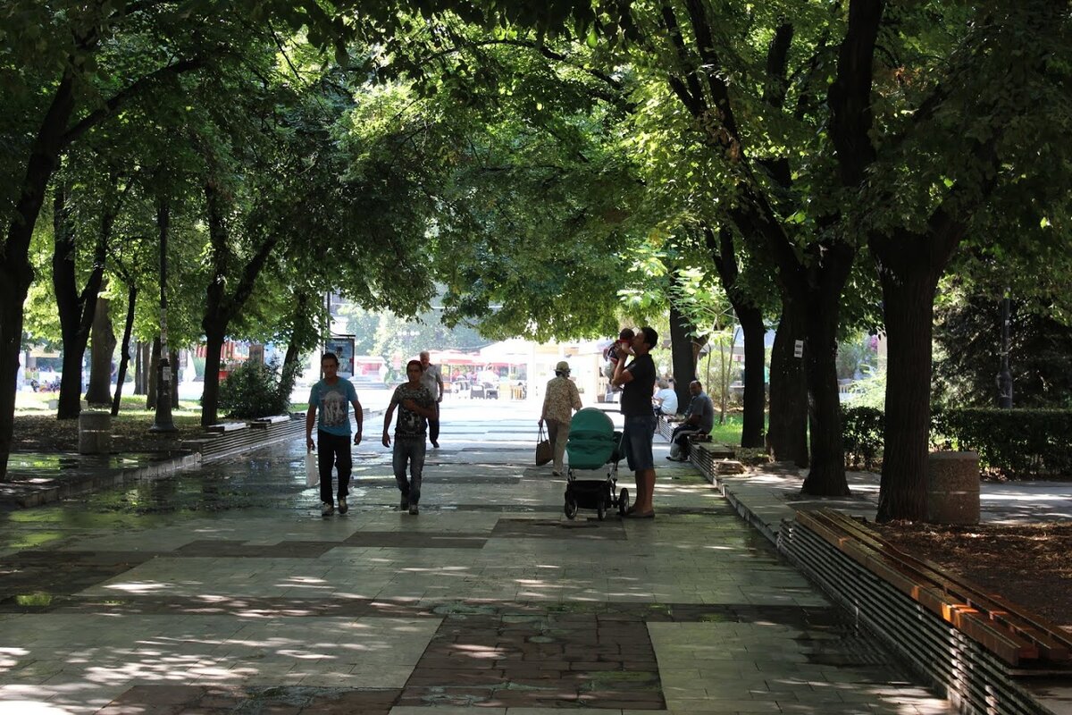 В первой половине дня на улицах хорошо даже мне - много тени от деревьев, зонтичная инсталляция в центре, полив опять же... Но постепенно это всё раскаляется, и тень не спасает