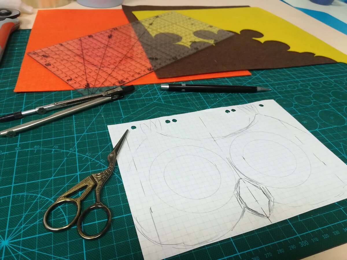 Лист в клетку отмечаем середину и нужную ширину маски (в зависимости от вашей ширины лица)