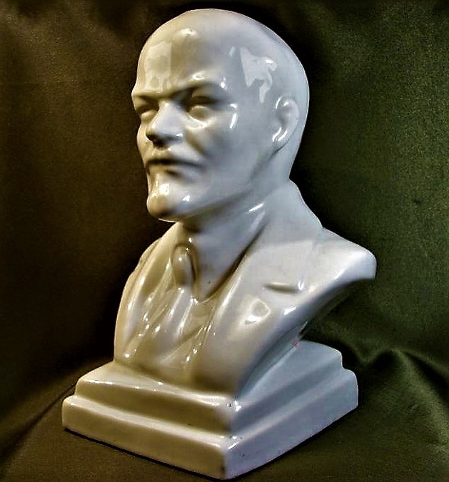 На следующий день покупка все же осуществилась, и я бережно нес домой прекрасно отлитого фарфорового Ильича…