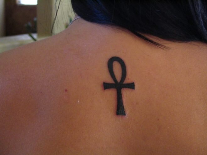 Татуировка в виде креста: что означает?